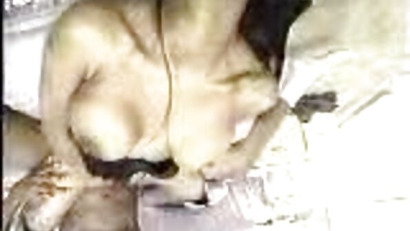 Een blondine krijgt haar strakke kont aangesloten door een grote erectie oma ibolya tube