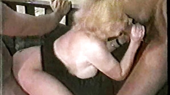 Een blondine met een kinky glimlach op haar gezicht grootmoeder sex wordt genaaid