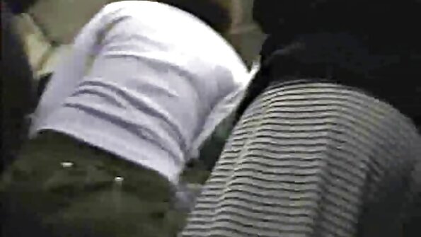 Een blondine wordt vastgepind op het kussen oma pornozot terwijl ze anale seks doet