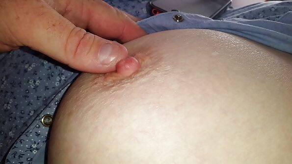 Een babe met een mooie grote ronde kont oma fat sex zit bovenop een harde grote lul