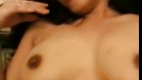 Een bimbo oma mature tube porn met grote kont en een hete ronde kont zit op een enorme lul