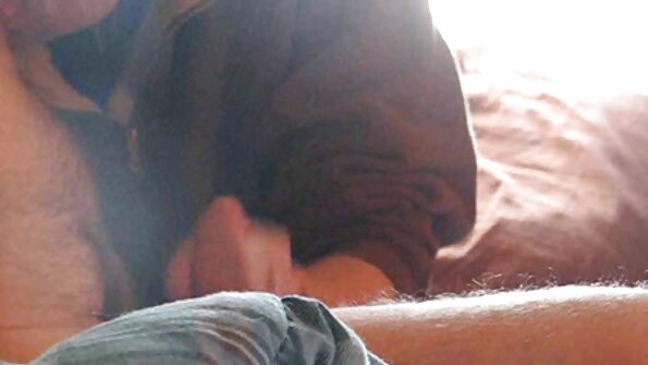 Een oma sexy tube hete teef toont haar lust aan de man met haar op de lakens