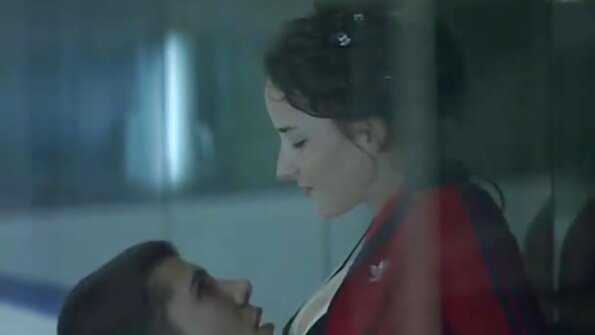 Een tiener in omasexfilmpjes de gonzo-video trekt met haar handen aan een lul
