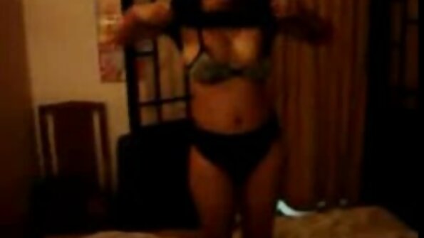 Brunette Latina geniet van gigantische zwarte lul oma tube porno in de POV porno video